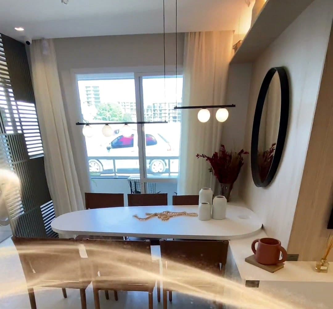Sala do decorado do Porto Carioca, com varanda ao fundo